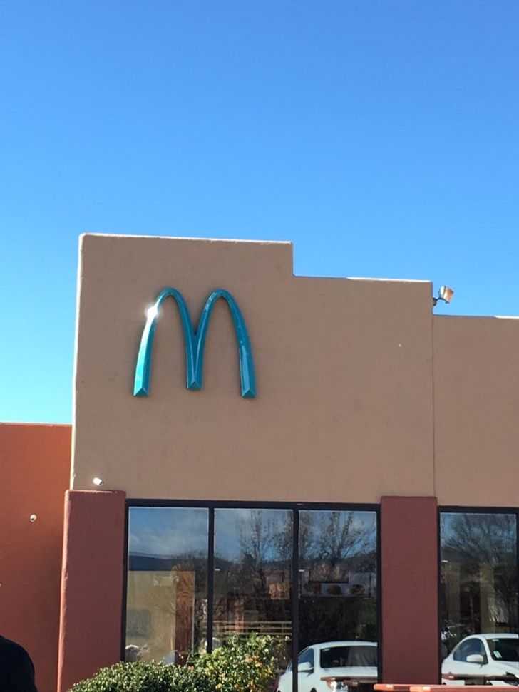 Бирюзовый знак на ресторане Макдональдс в Аризоне.