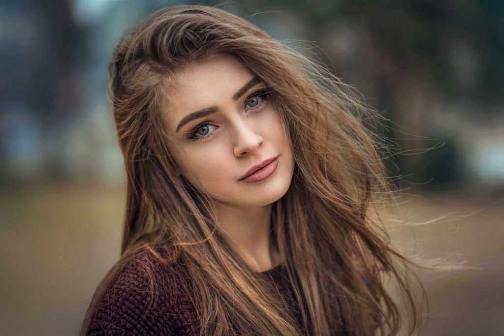 Девушка с волосами